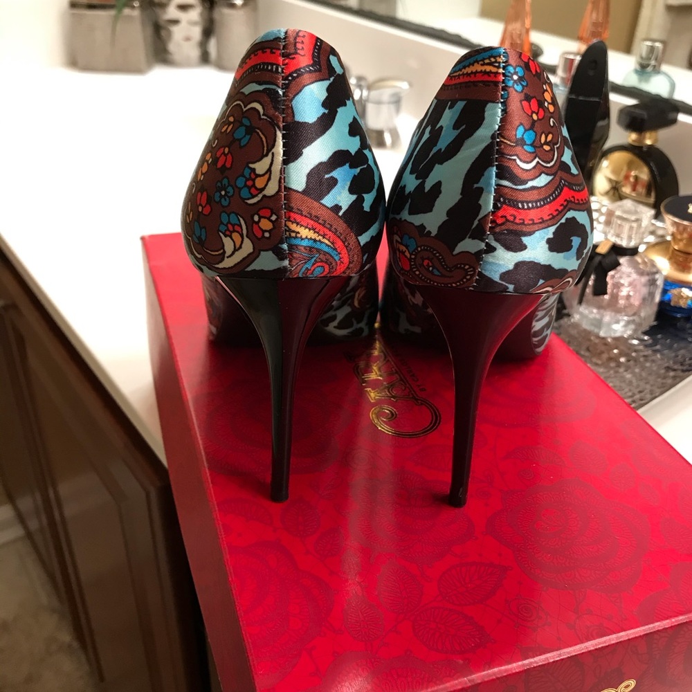 Carlos Santana Pumps - Picture 3 of 5